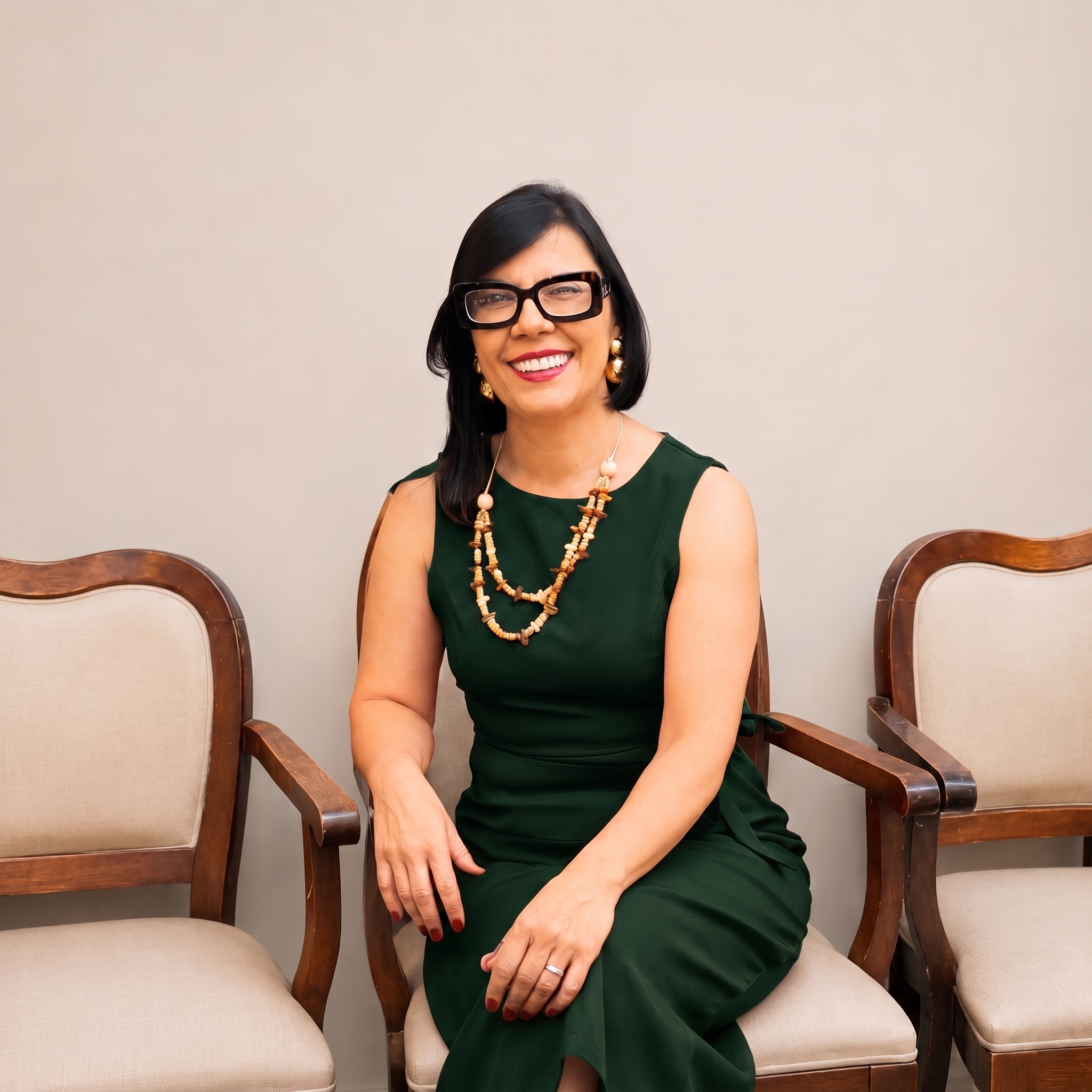 Camila Malva sentada em consultório